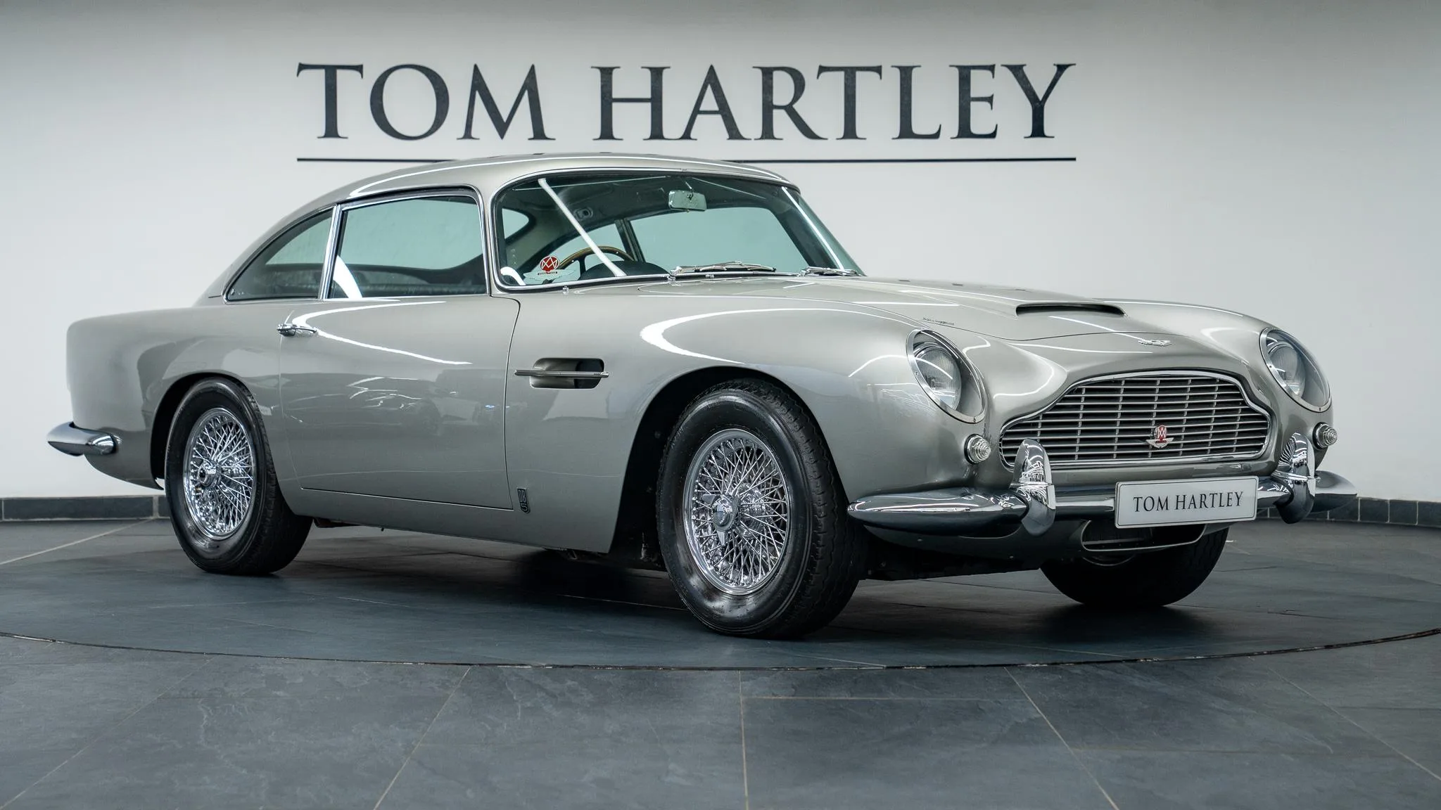 1964 Aston Martin DB5 proposée par un concessionnaire spécialisé à Swadlincote, Royaume-Uni, photo principale