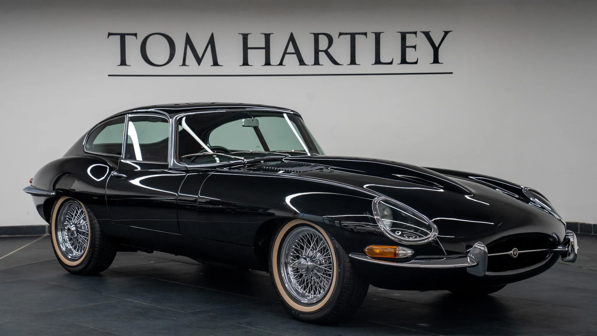 1964 Jaguar E-Type 3.8 proposée par un concessionnaire spécialisé à Swadlincote, Royaume-Uni, photo principale