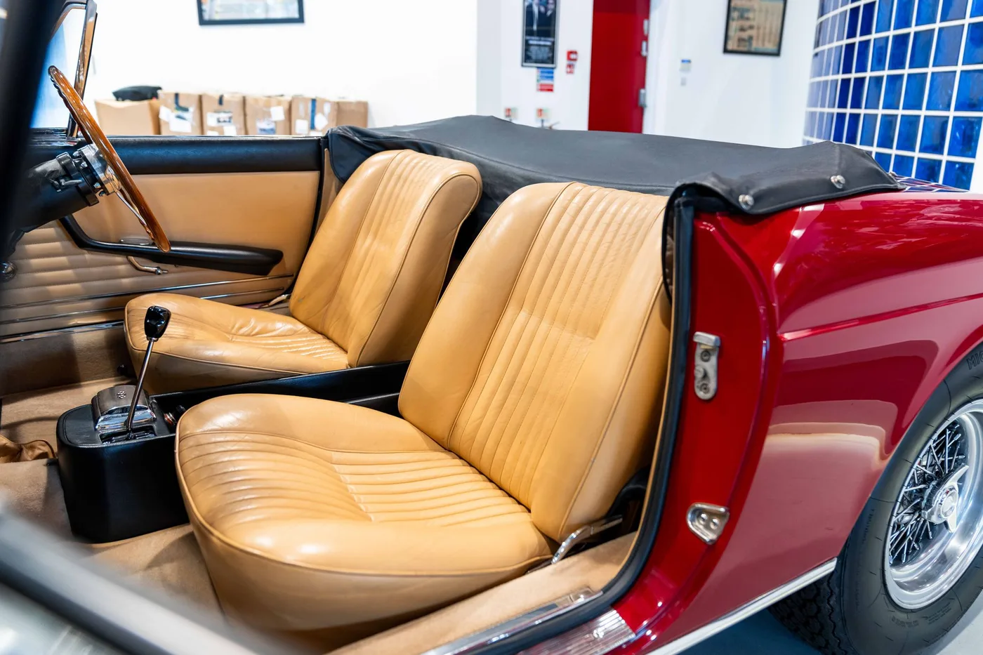 1965 Ferrari 275 GTS proposée par un spécialiste de la voiture de collection à London, Royaume-Uni, photo 14 sur 22