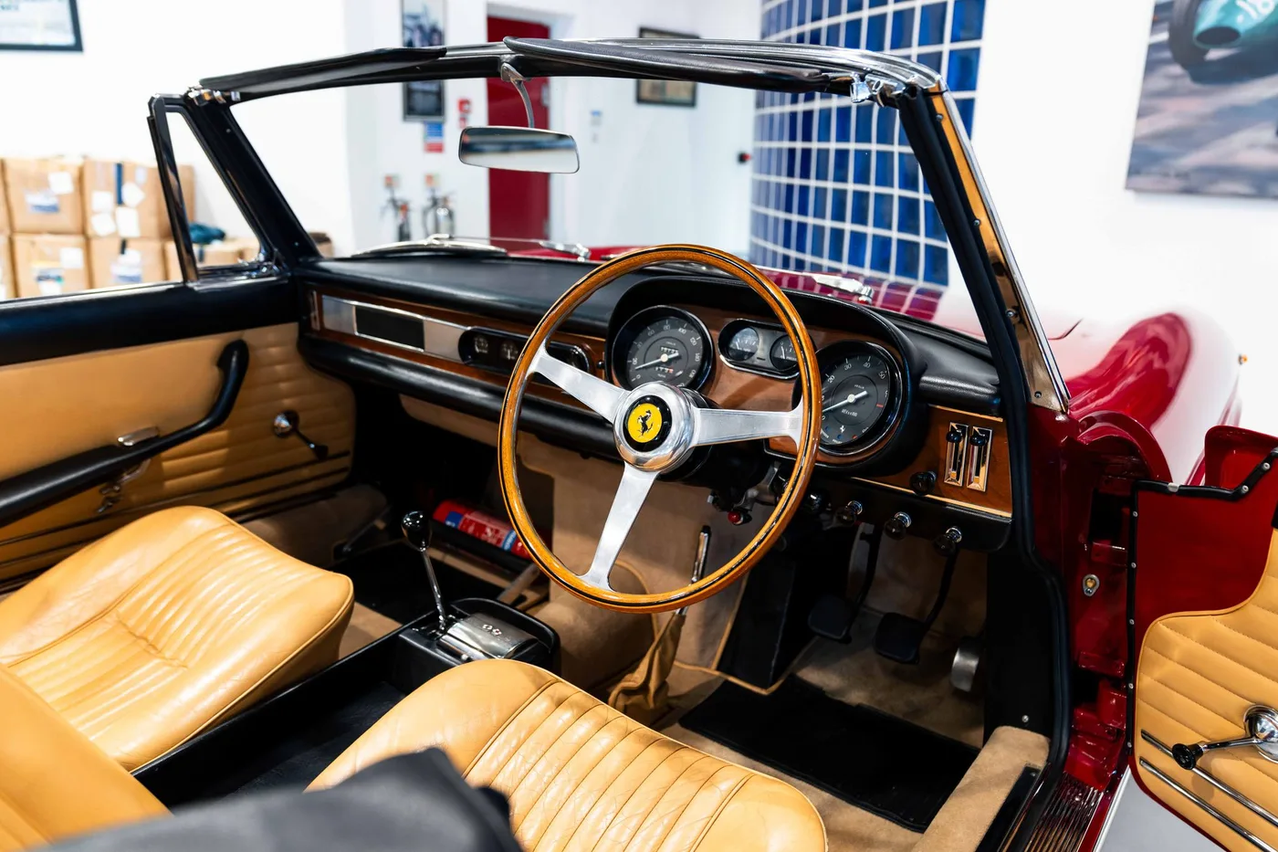 1965 Ferrari 275 GTS proposée par un spécialiste de la voiture de collection à London, Royaume-Uni, photo 17 sur 22