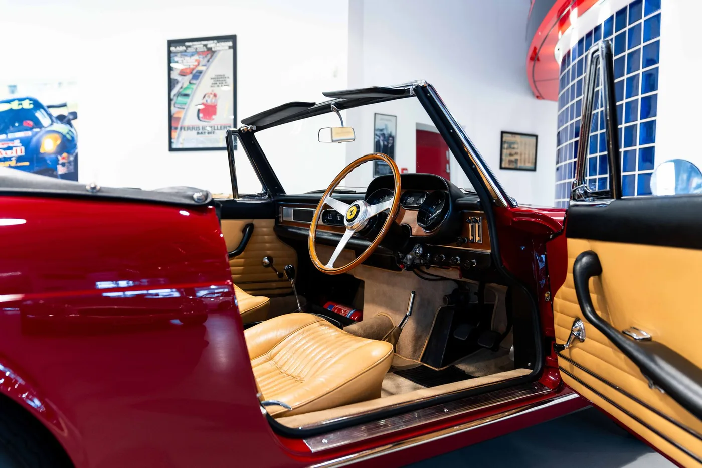 1965 Ferrari 275 GTS proposée par un spécialiste de la voiture de collection à London, Royaume-Uni, photo 18 sur 22