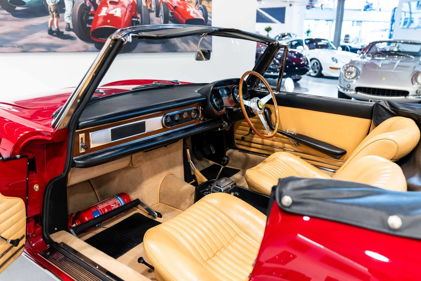 1965 Ferrari 275 GTS proposée par un spécialiste de la voiture de collection à London, Royaume-Uni, photo 19 sur 22