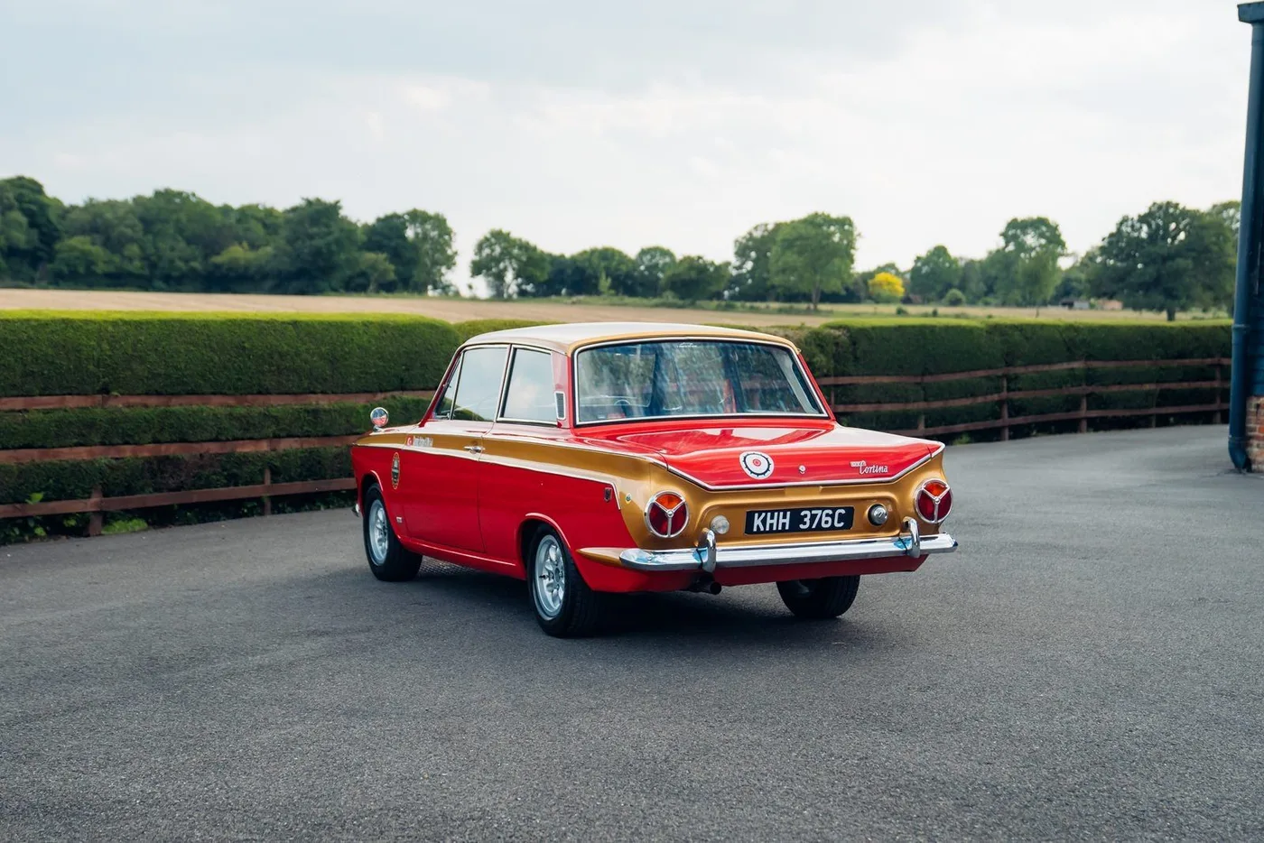 1965 Ford Cortina GT proposée par un concessionnaire spécialisé à Chorleywood, Royaume-Uni, photo 2 sur 15