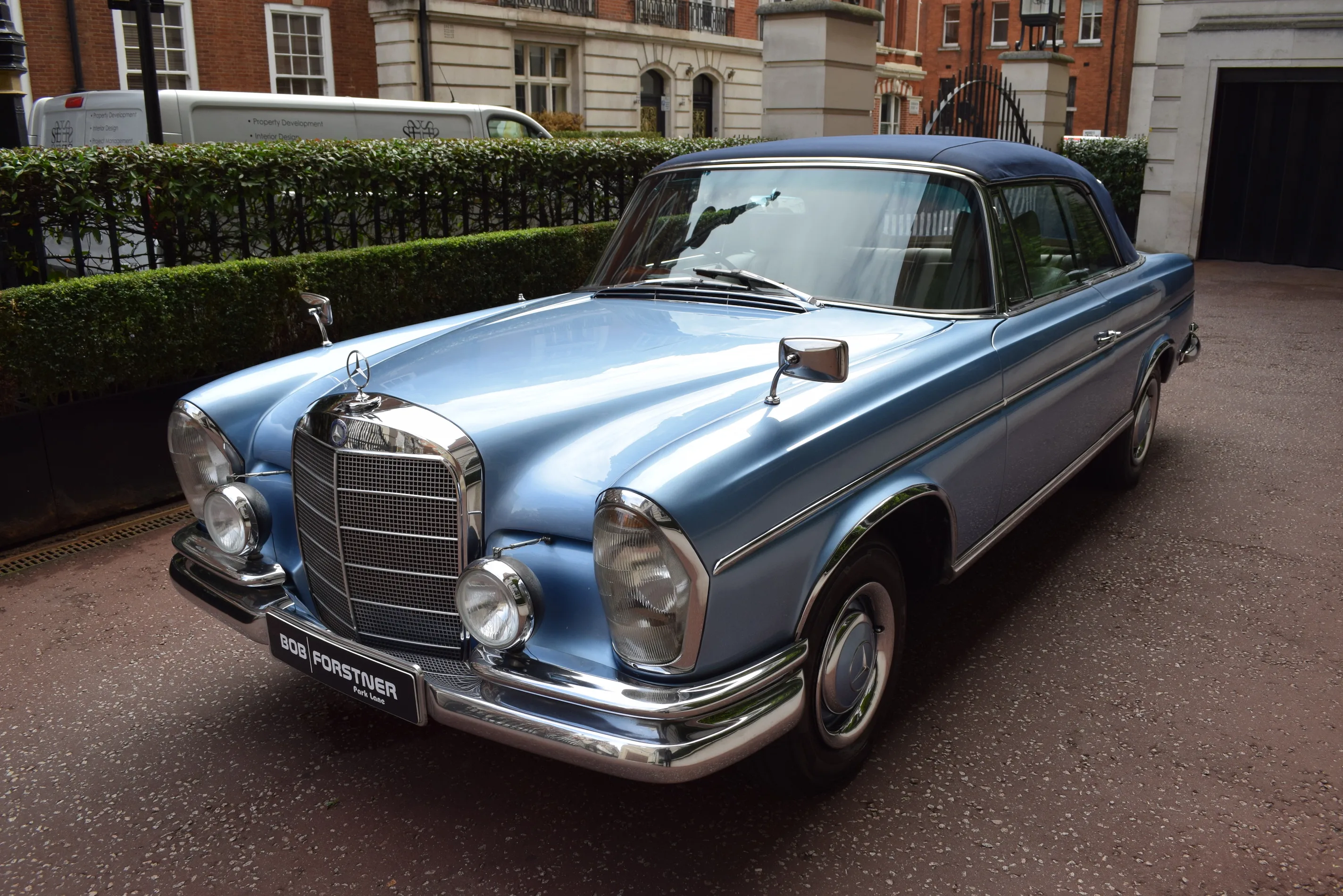 1965 Mercedes-Benz 300 SE Cabriolet proposée par un concessionnaire spécialisé à London, Royaume-Uni, photo principale