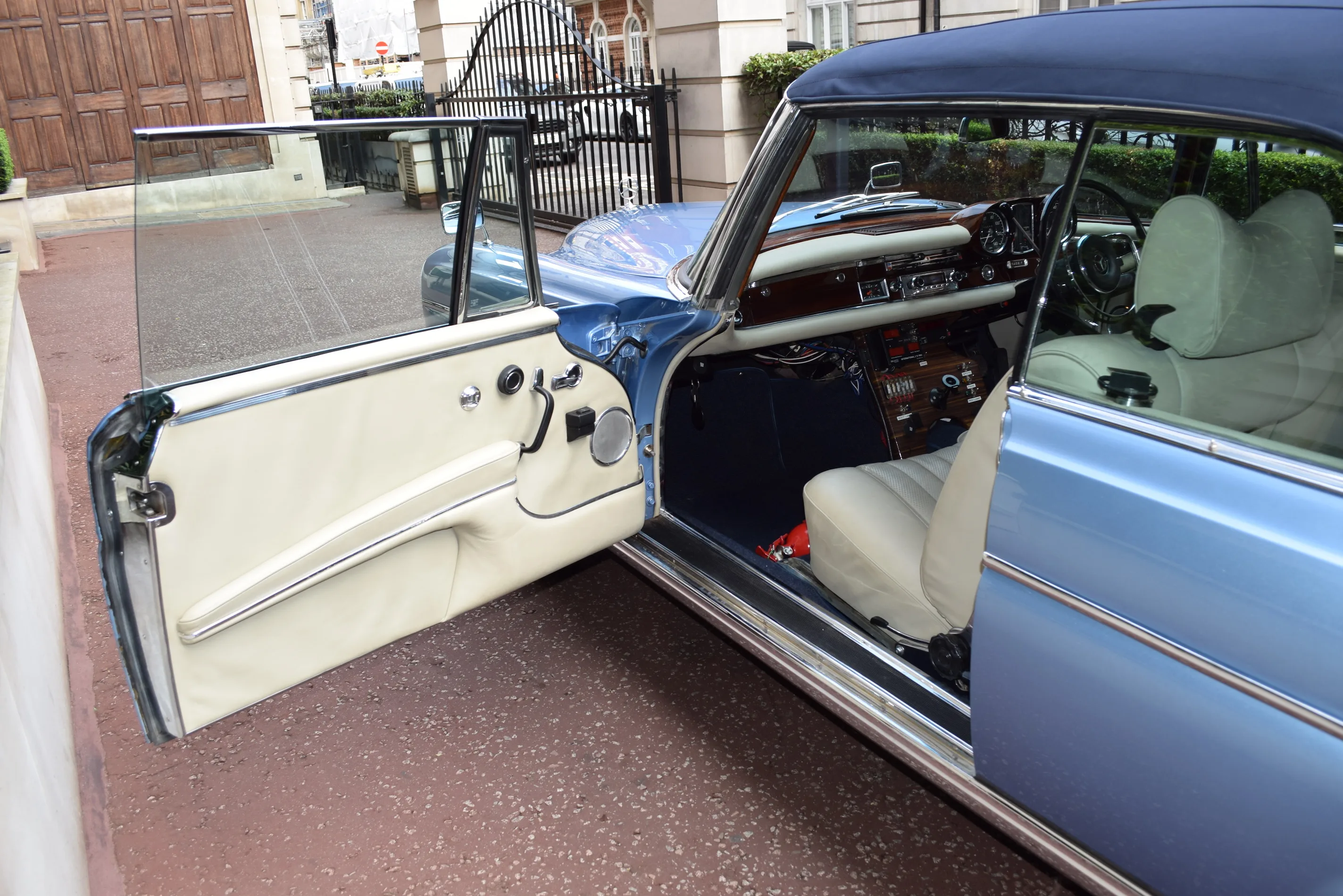 1965 Mercedes-Benz 300 SE Cabriolet, 20/30