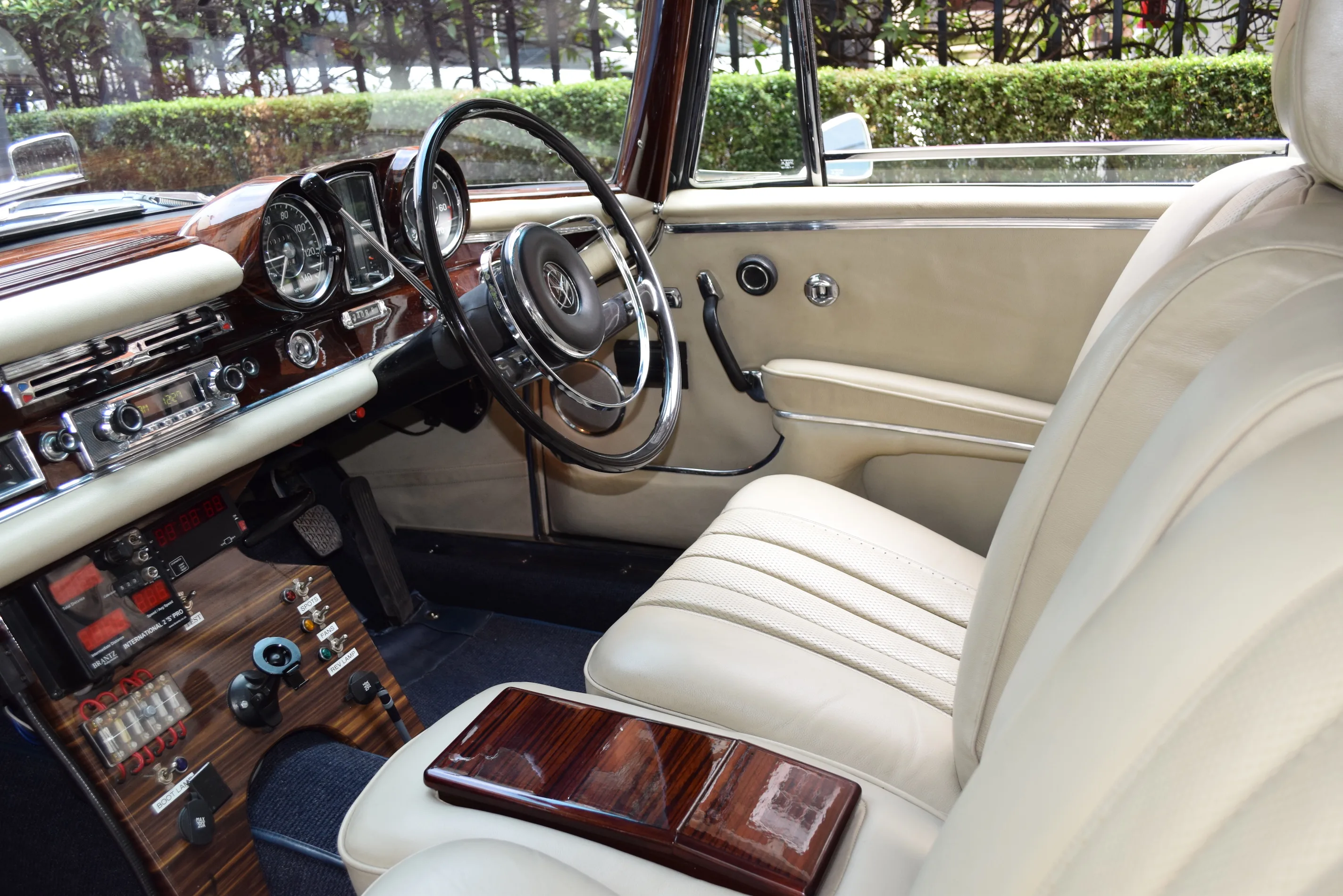 1965 Mercedes-Benz 300 SE Cabriolet, 22/30