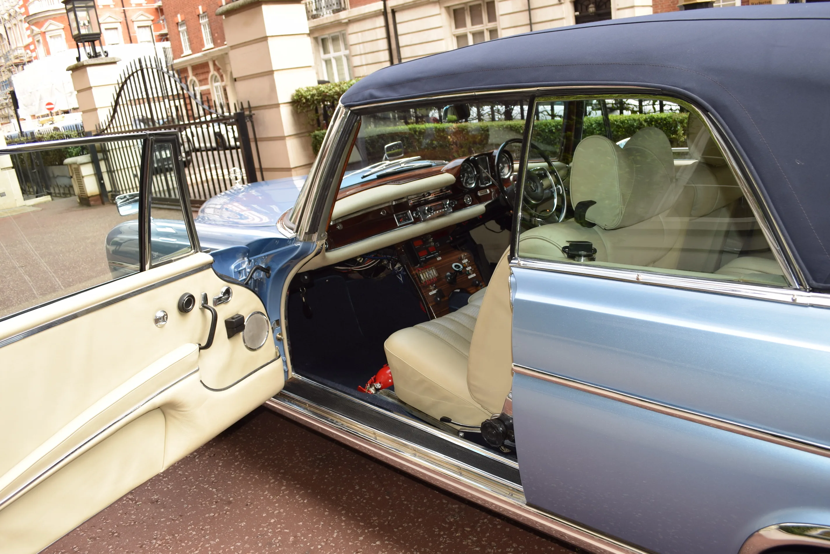 1965 Mercedes-Benz 300 SE Cabriolet, 23/30