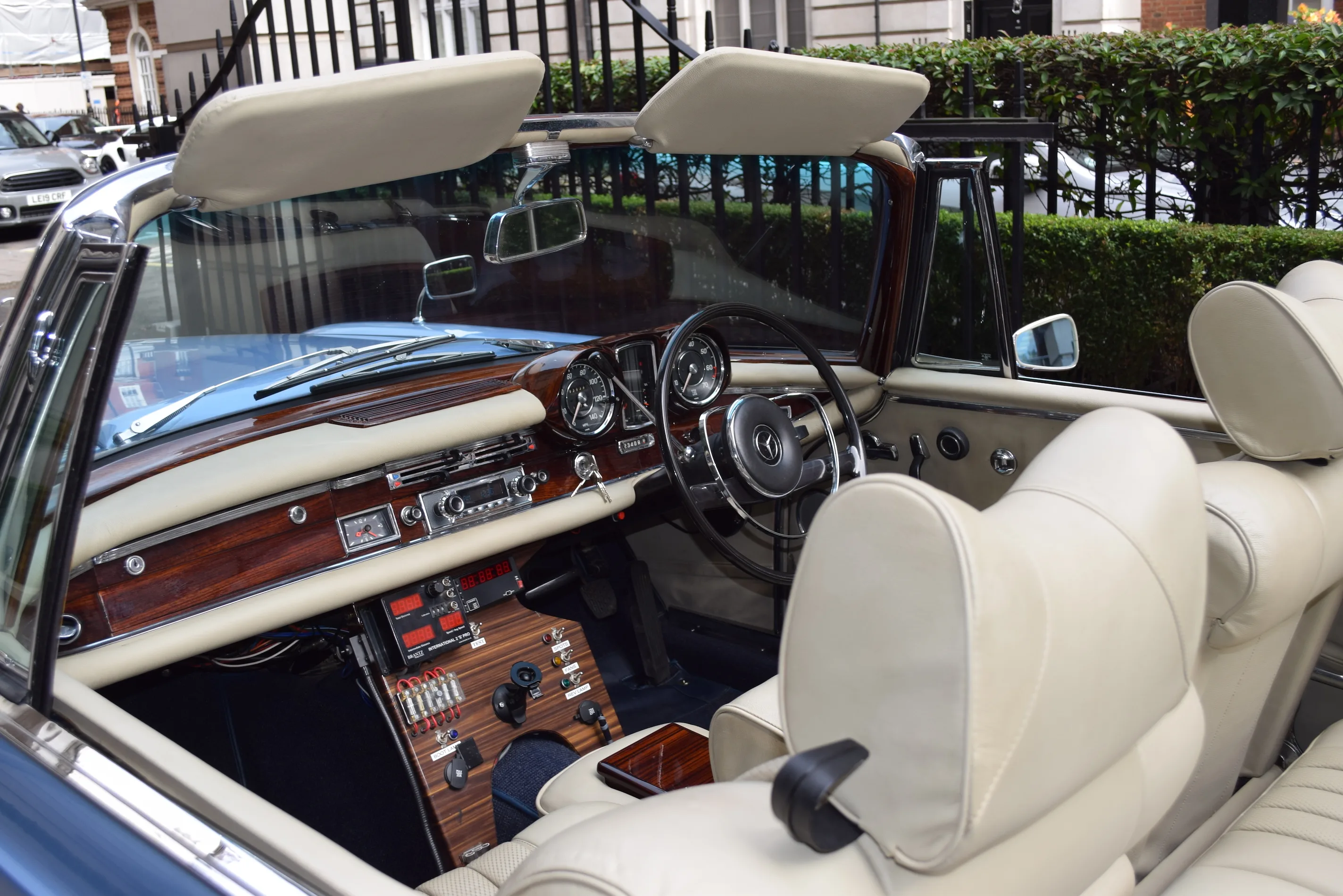 1965 Mercedes-Benz 300 SE Cabriolet, 28/30