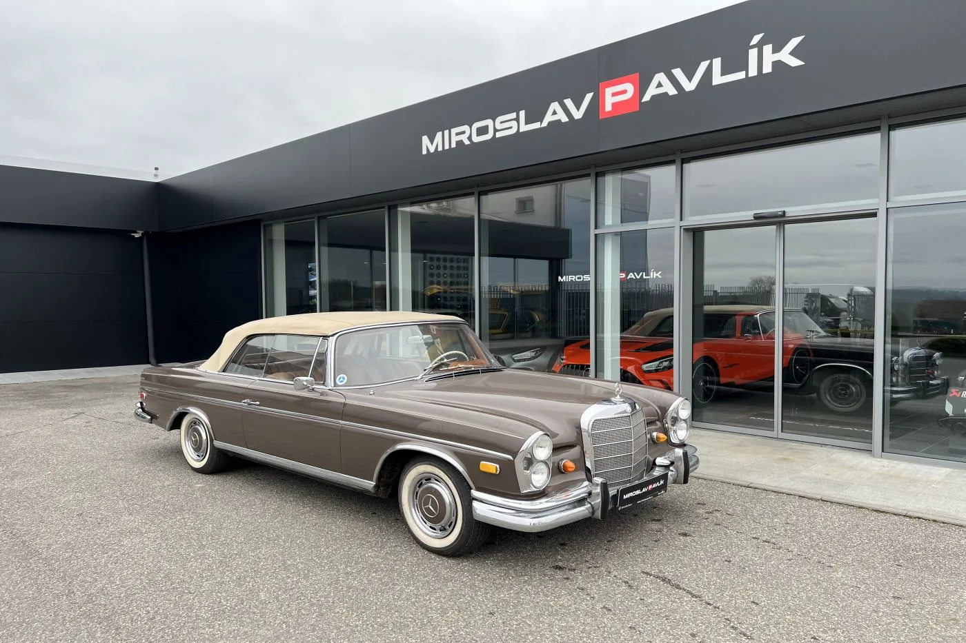 1965 Mercedes-Benz 300 SE Cabriolet proposée par un concessionnaire spécialisé à Písek, Tchéquie, photo principale
