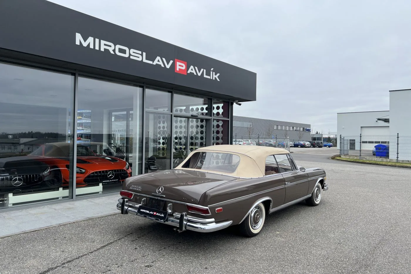 1965 Mercedes-Benz 300 SE Cabriolet proposée par un concessionnaire spécialisé à Písek, Tchéquie, photo 3 sur 17