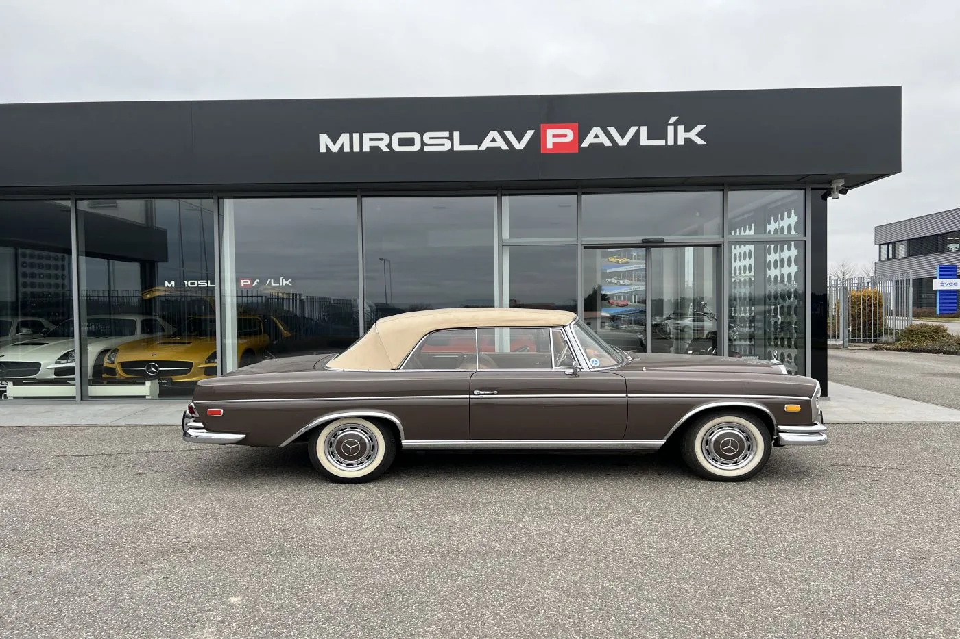 1965 Mercedes-Benz 300 SE Cabriolet proposée par un concessionnaire spécialisé à Písek, Tchéquie, photo 7 sur 17