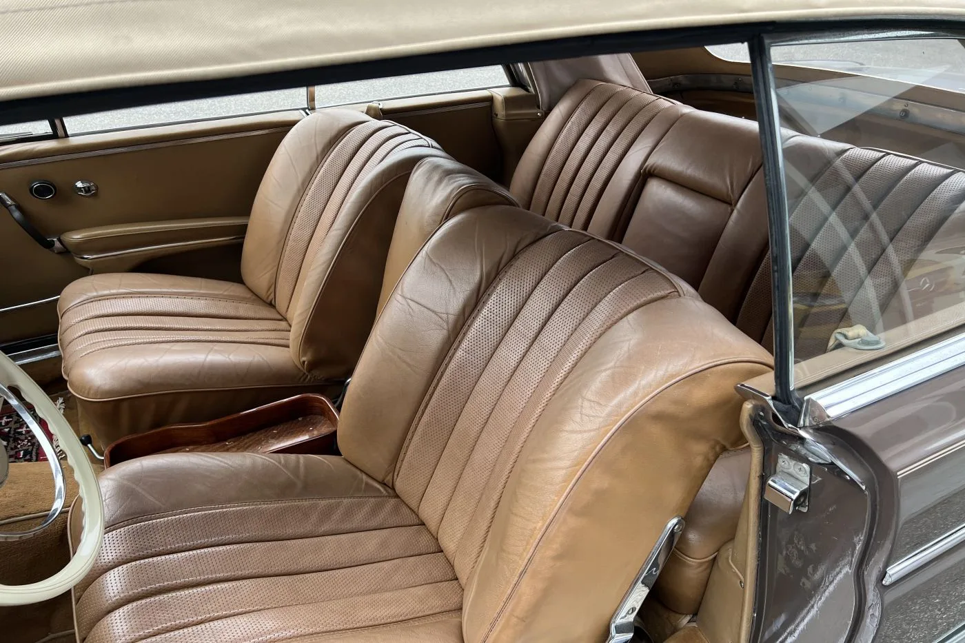 1965 Mercedes-Benz 300 SE Cabriolet proposée par un concessionnaire spécialisé à Písek, Tchéquie, photo 11 sur 17