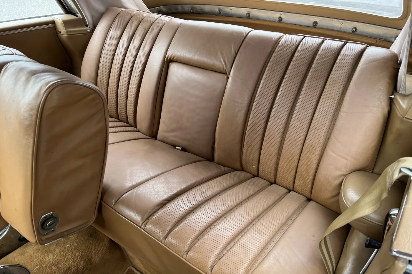 1965 Mercedes-Benz 300 SE Cabriolet proposée par un concessionnaire spécialisé à Písek, Tchéquie, photo 12 sur 17