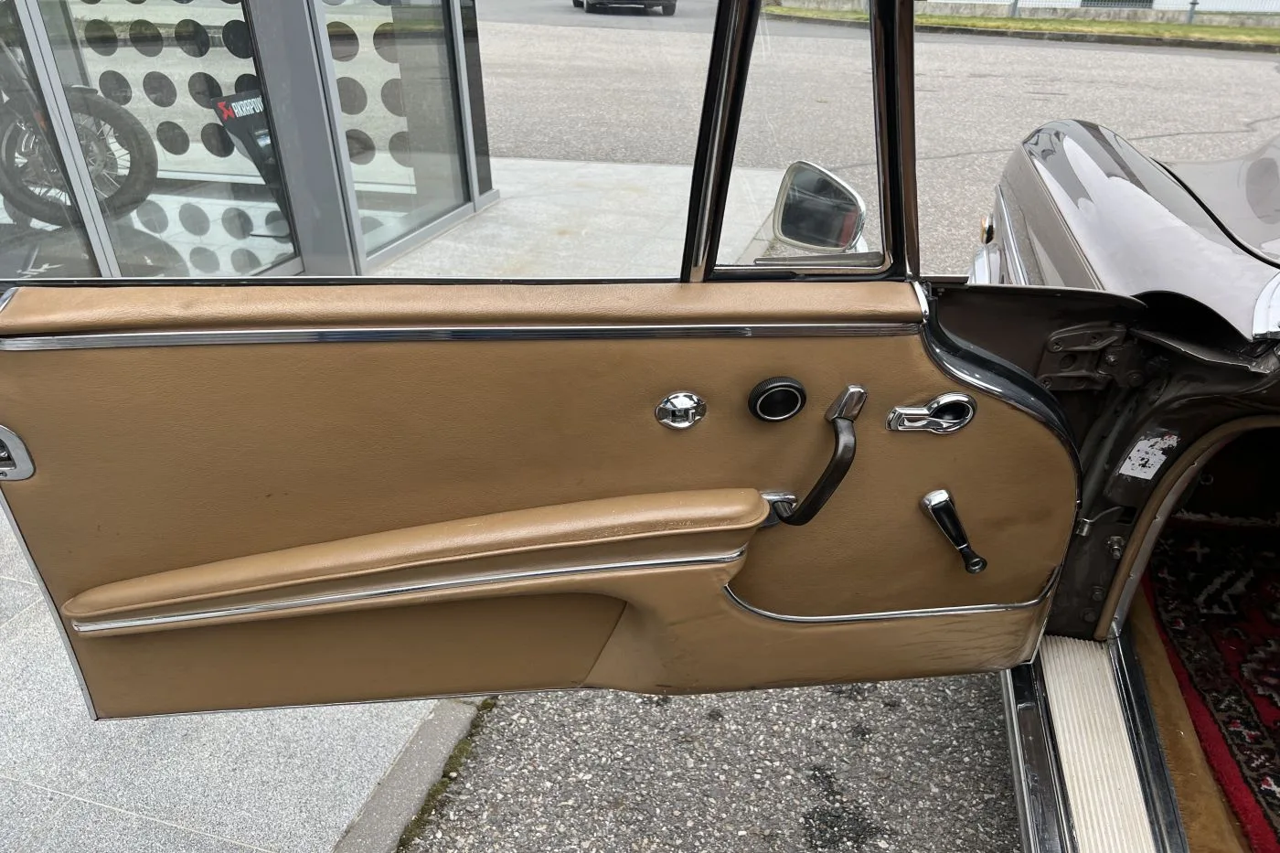 1965 Mercedes-Benz 300 SE Cabriolet proposée par un concessionnaire spécialisé à Písek, Tchéquie, photo 13 sur 17