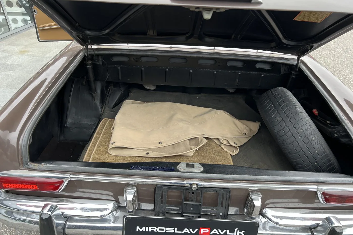 1965 Mercedes-Benz 300 SE Cabriolet proposée par un concessionnaire spécialisé à Písek, Tchéquie, photo 14 sur 17