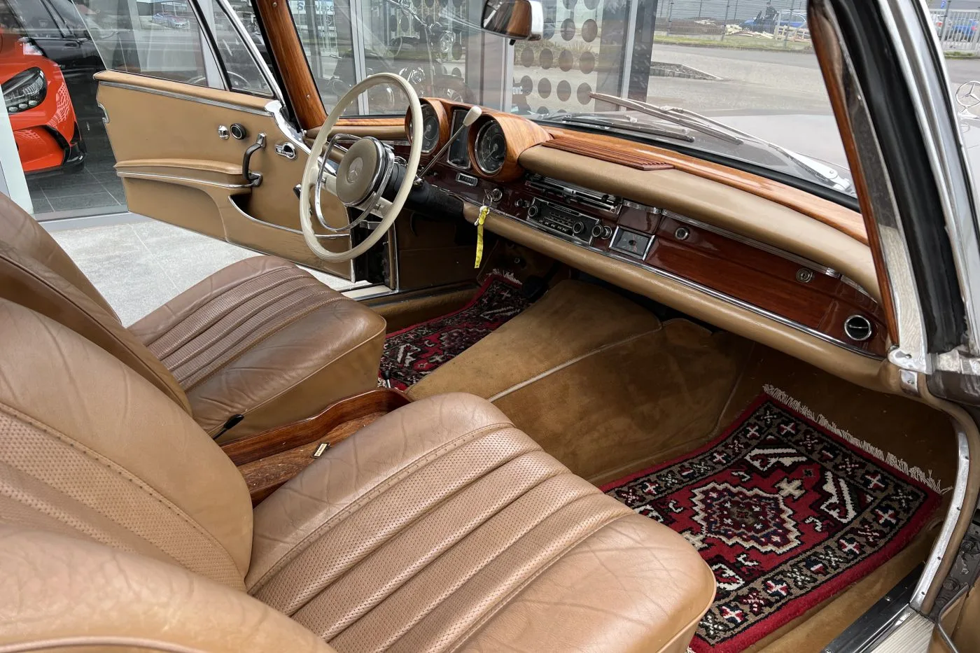1965 Mercedes-Benz 300 SE Cabriolet proposée par un concessionnaire spécialisé à Písek, Tchéquie, photo 16 sur 17