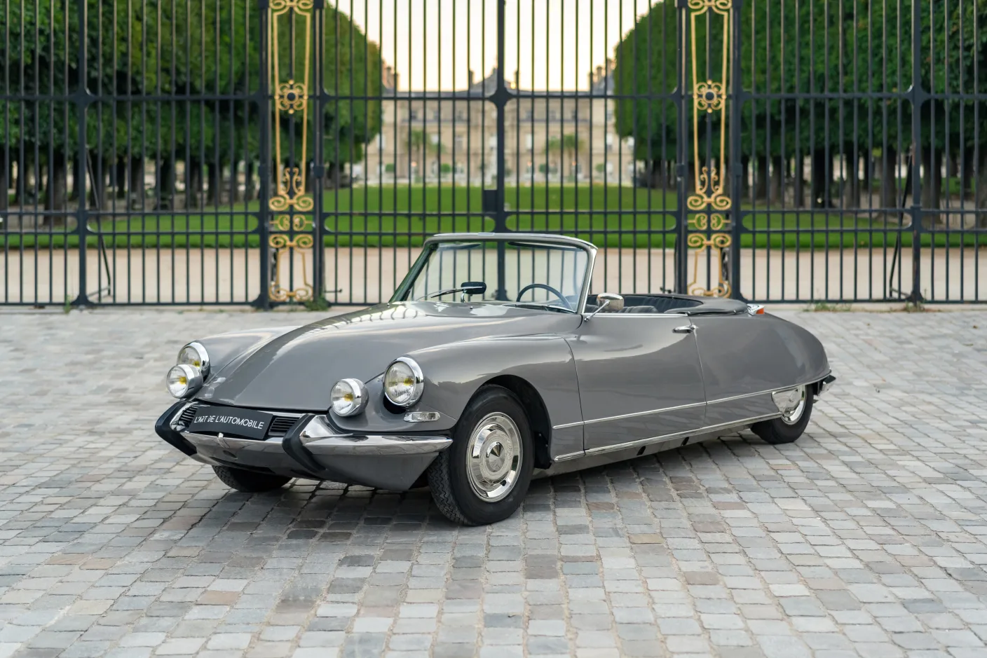 1966 Citroën DS 21 Cabriolet Chapron proposée par un concessionnaire spécialisé à Paris, France, photo principale