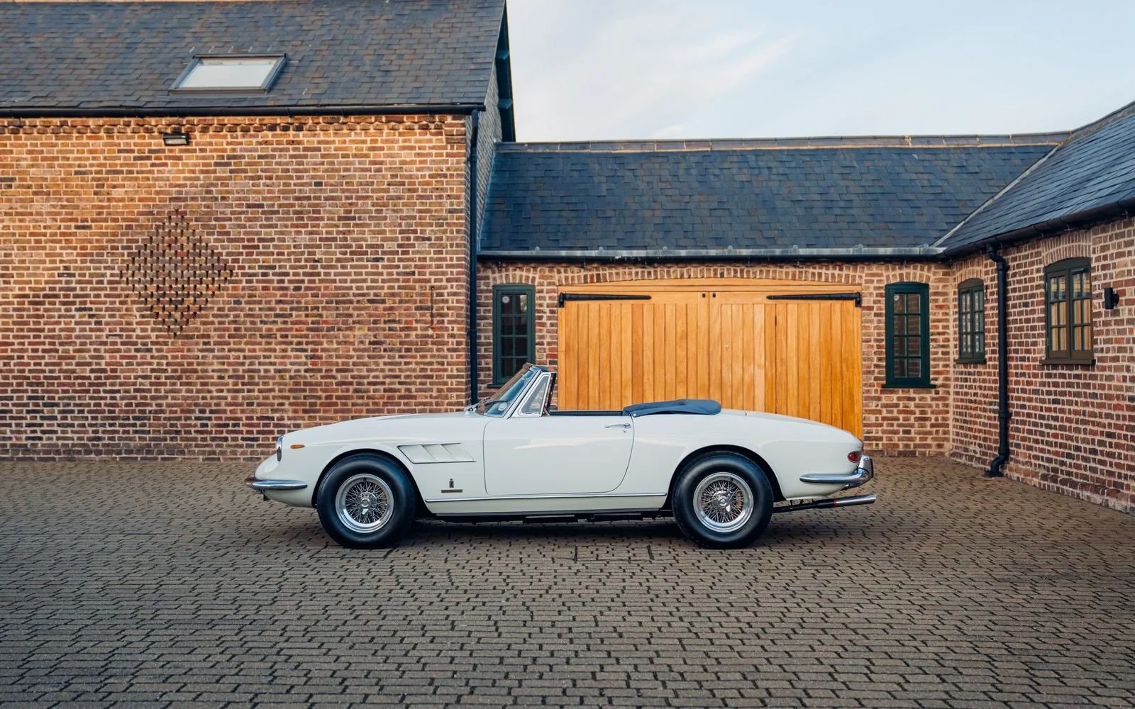 1966 Ferrari 330 GTS angeboten von einem Fachhändler in Chorleywood, Vereinigtes Königreich, Hauptfoto