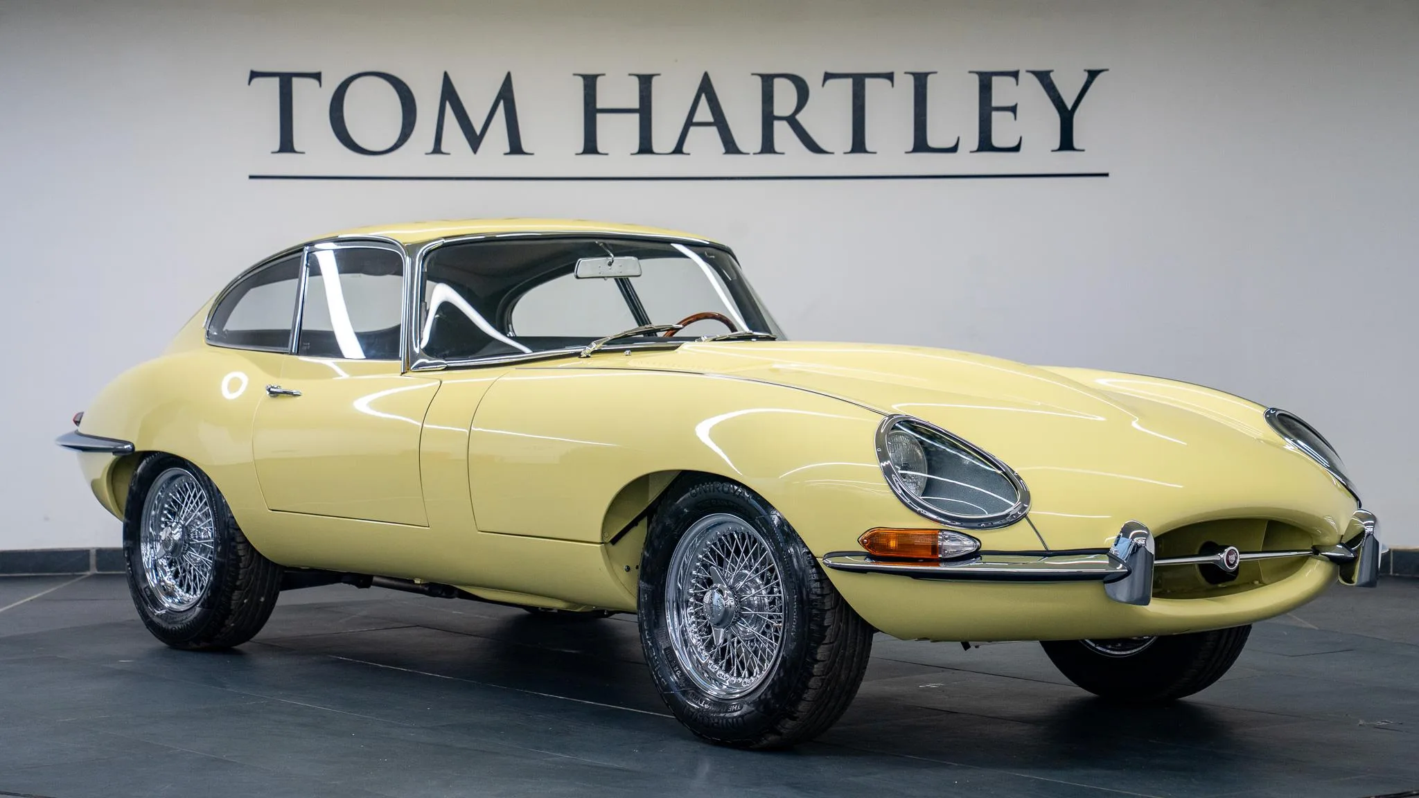 1966 Jaguar E-Type 4.2 Coupé proposée par un concessionnaire spécialisé à Swadlincote, Royaume-Uni, photo principale