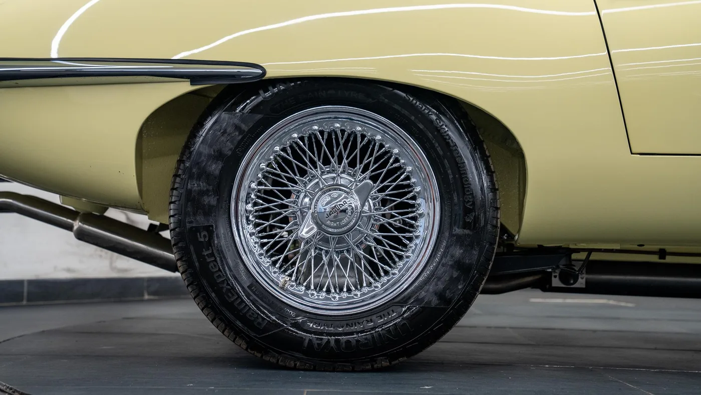 1966 Jaguar E-Type 4.2 Coupé offered by a specialist dealer in Swadlincote, United Kingdom, photo 11 of 15