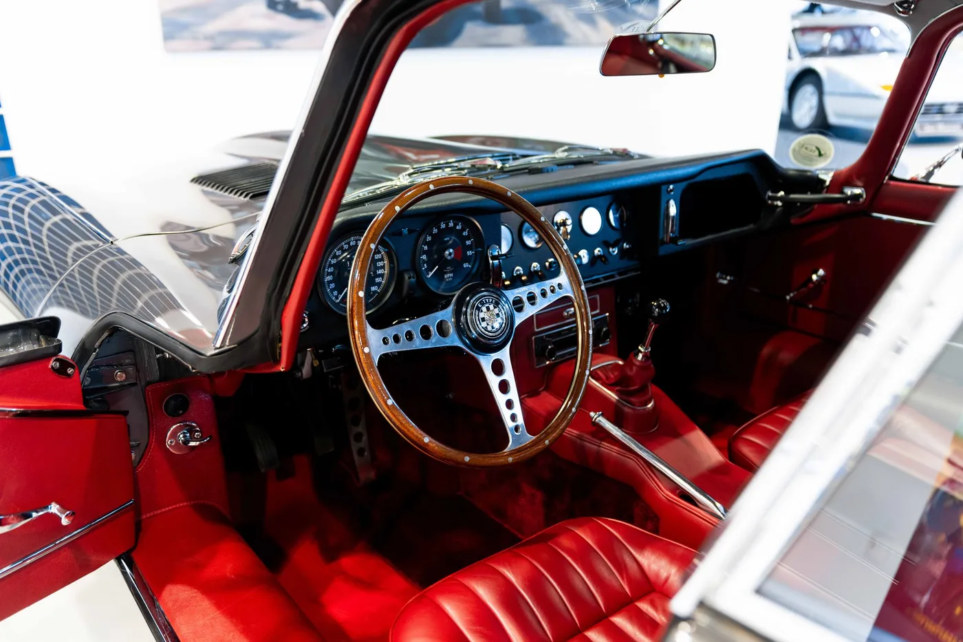 1966 Jaguar E-Type offered by a collector car specialist in London, United Kingdom, photo 14 of 20