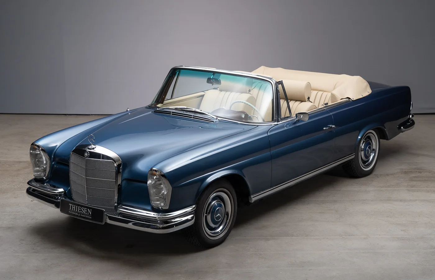 1966 Mercedes-Benz 250 SE Cabriolet offered by a specialist dealer in Hamburg, Germany, main photo