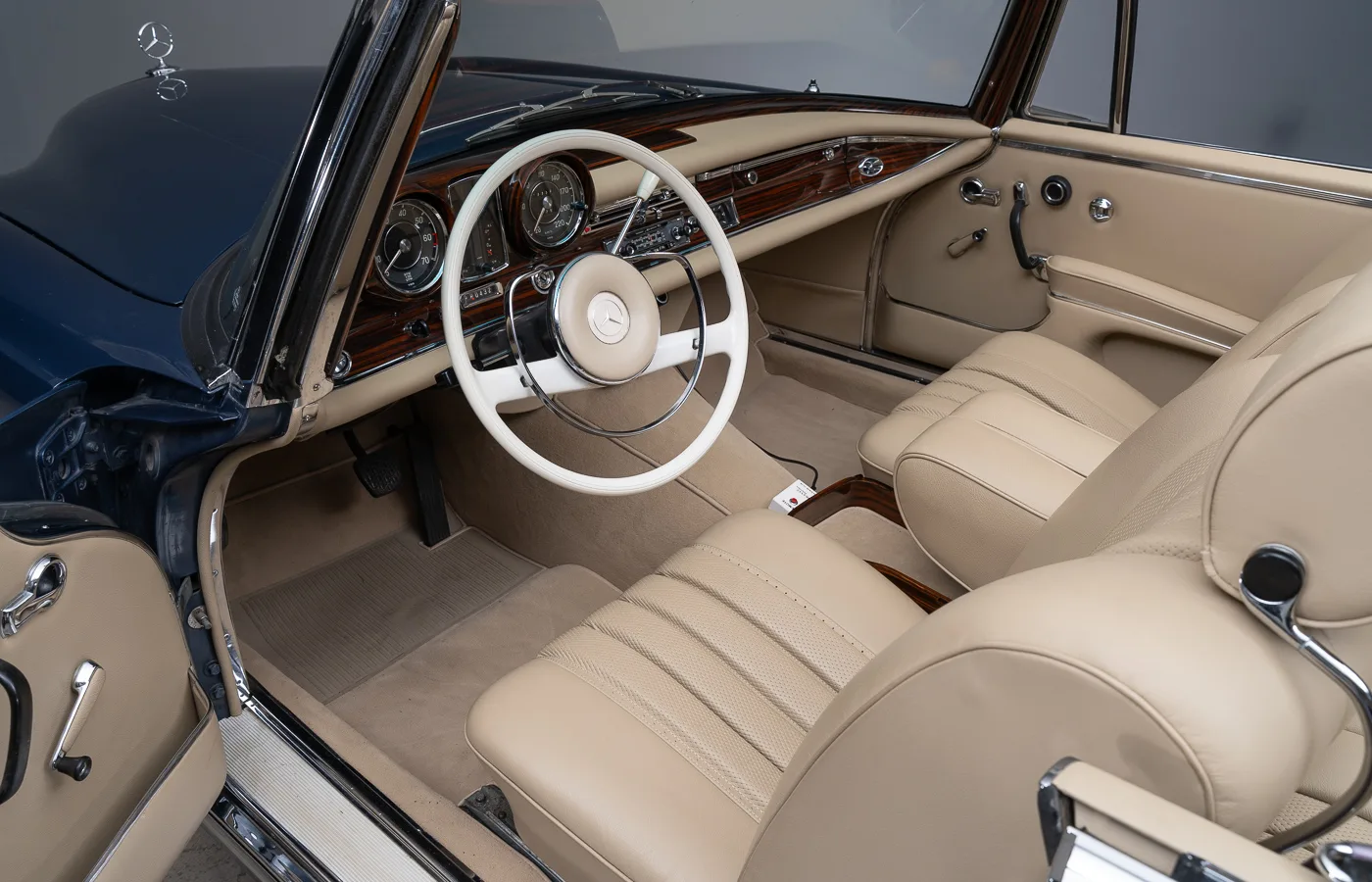 1966 Mercedes-Benz 250 SE Cabriolet, 20/30