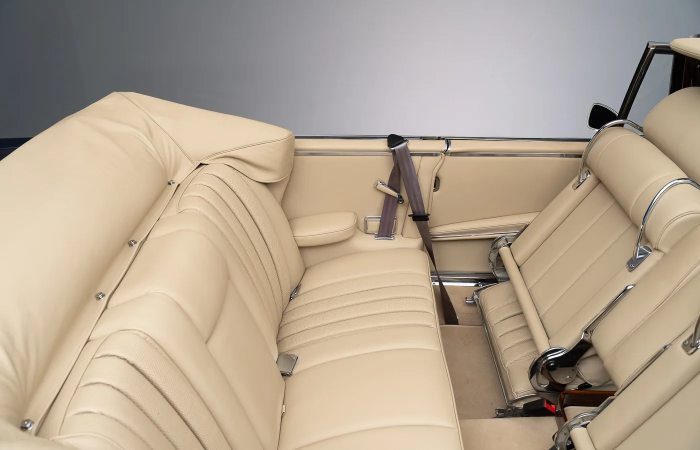 1966 Mercedes-Benz 250 SE Cabriolet, 23/30