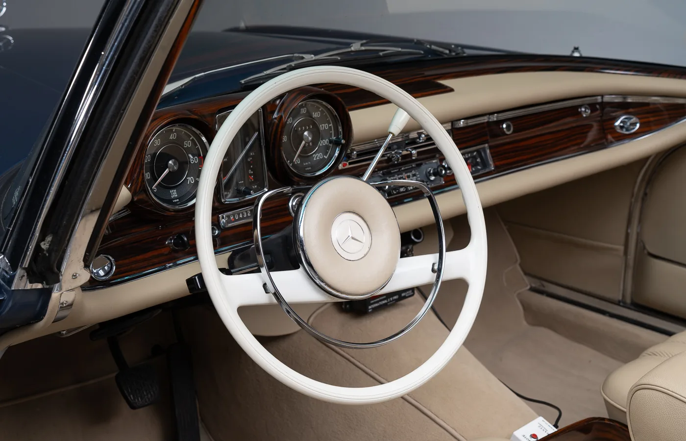 1966 Mercedes-Benz 250 SE Cabriolet, 24/30