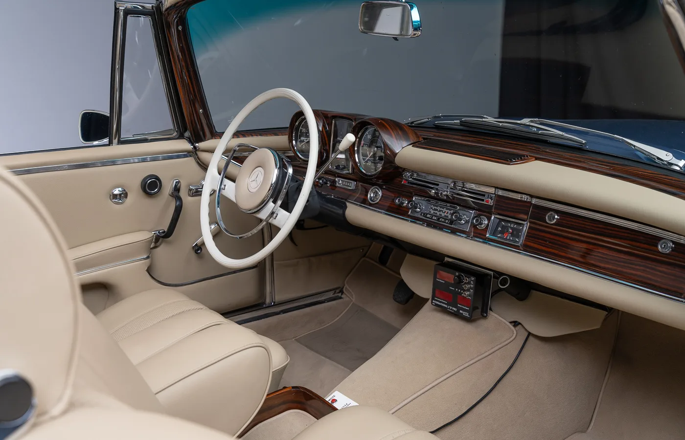 1966 Mercedes-Benz 250 SE Cabriolet, 25/30