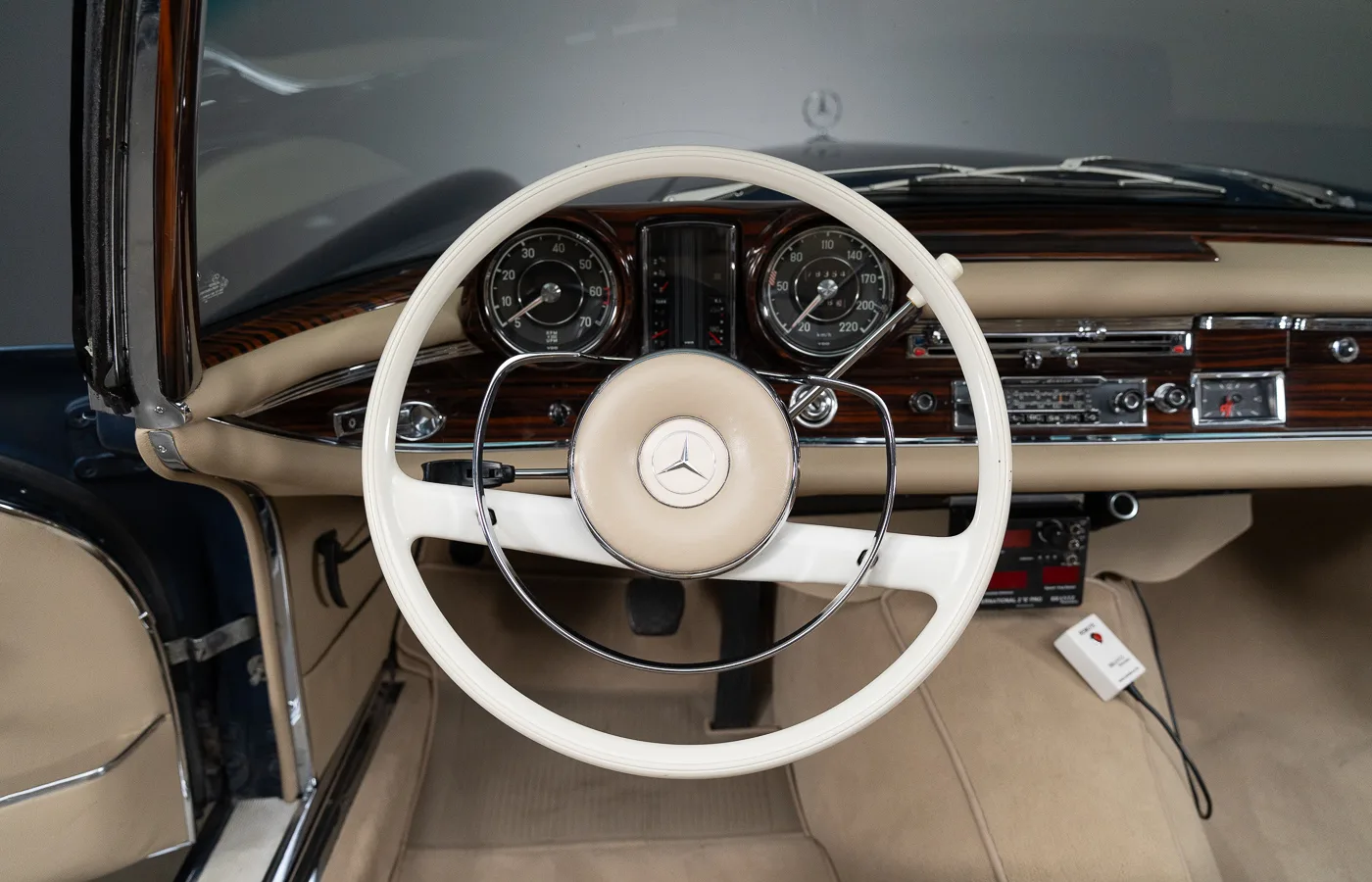 1966 Mercedes-Benz 250 SE Cabriolet, 26/30