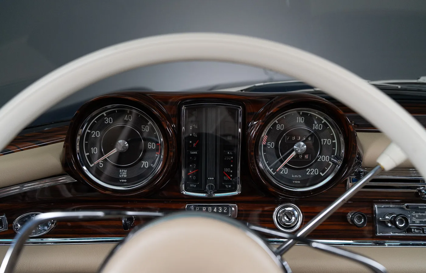 1966 Mercedes-Benz 250 SE Cabriolet, 27/30