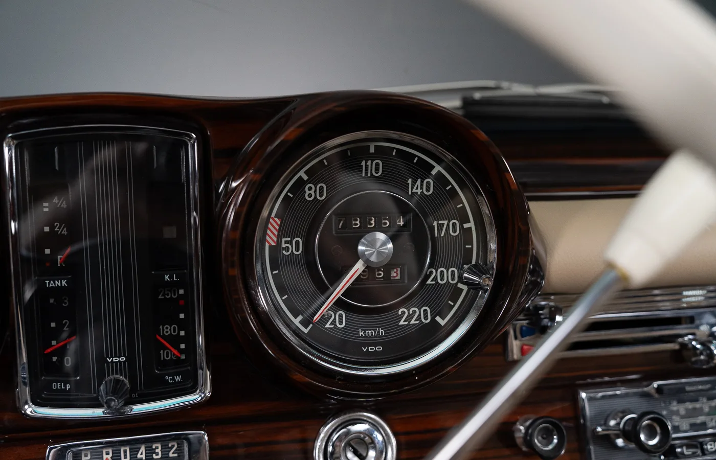 1966 Mercedes-Benz 250 SE Cabriolet, 28/30