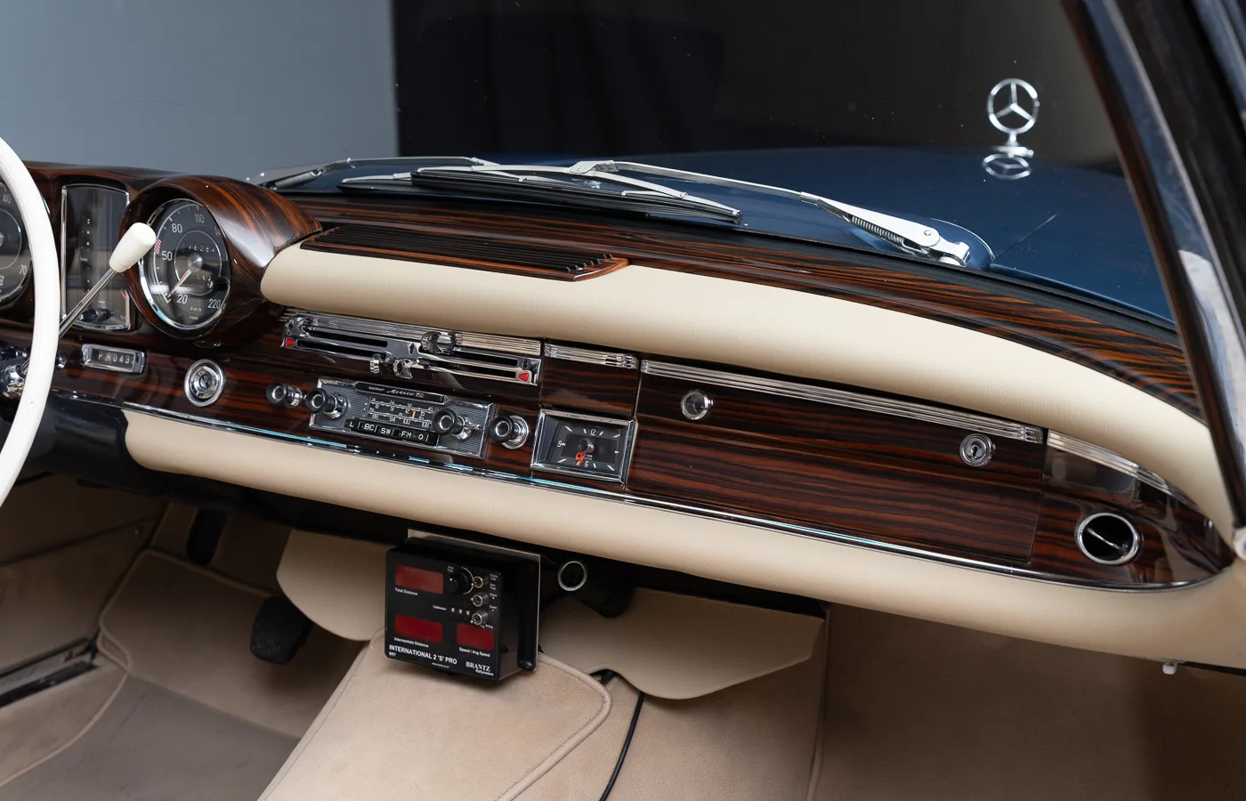 1966 Mercedes-Benz 250 SE Cabriolet, 29/30