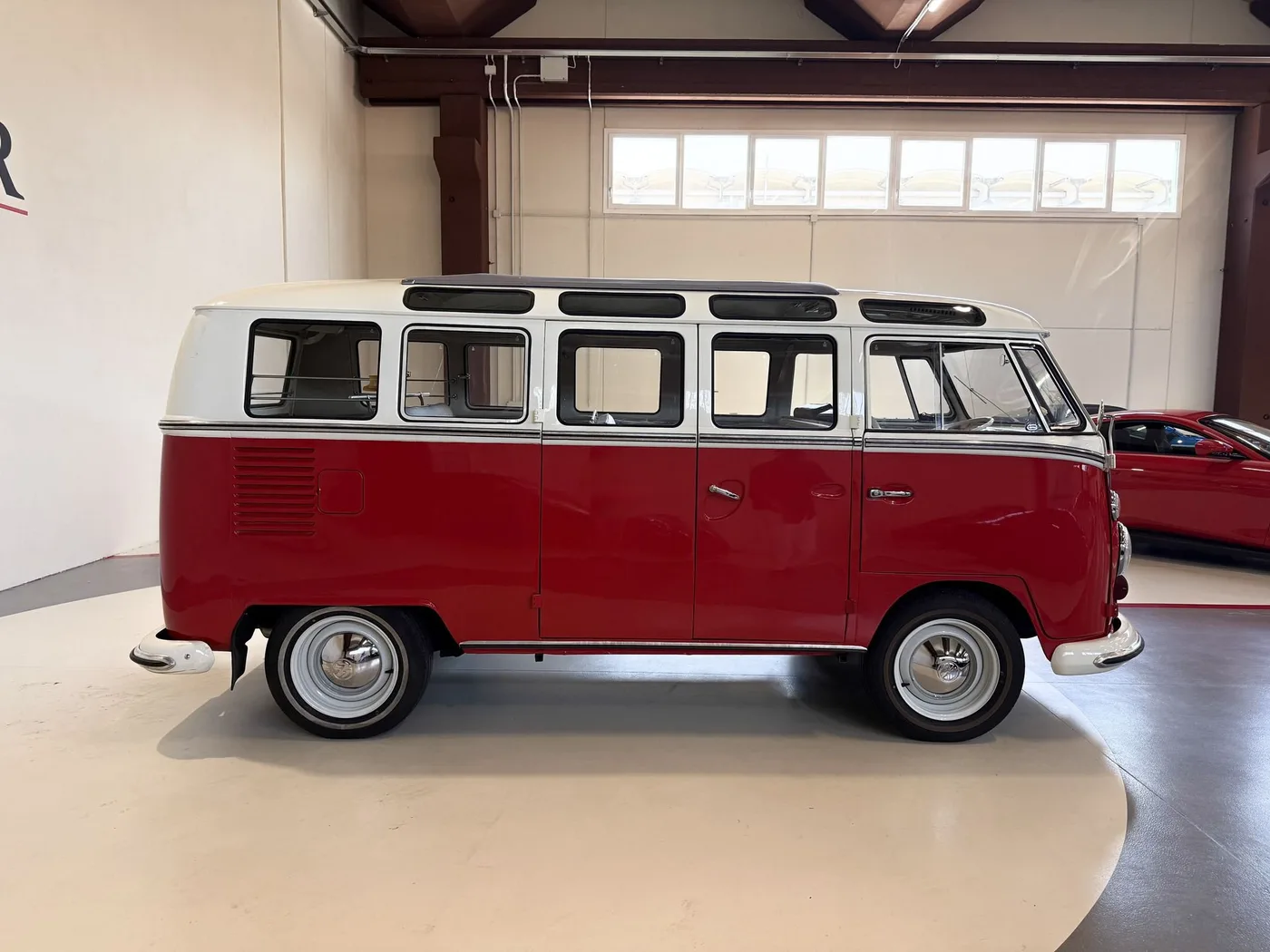 1966 Volkswagen T1 Samba De Luxe proposée par un concessionnaire spécialisé à Lucca, Italie, photo 5 sur 25