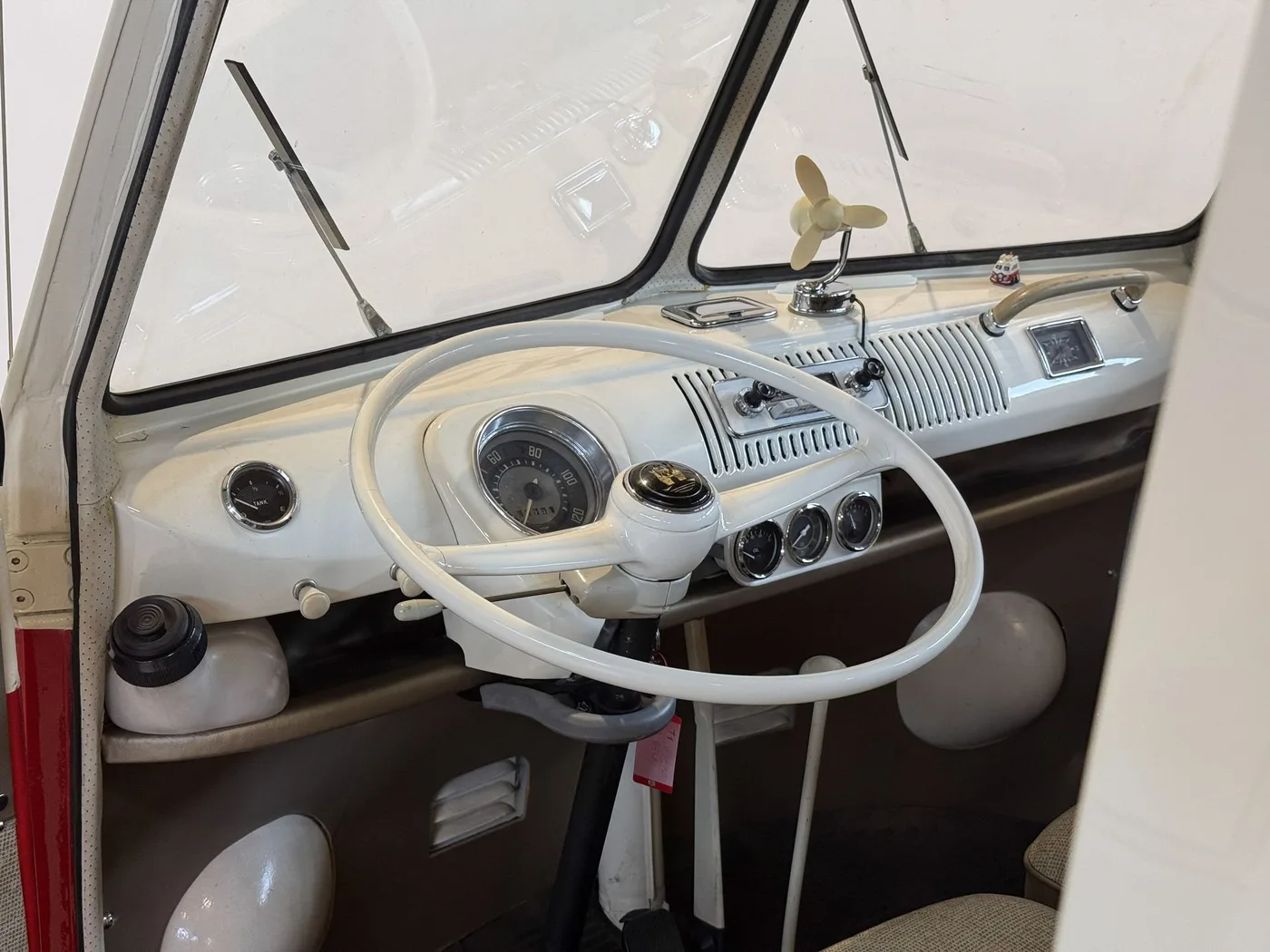 1966 Volkswagen T1 Samba De Luxe proposée par un concessionnaire spécialisé à Lucca, Italie, photo 9 sur 25
