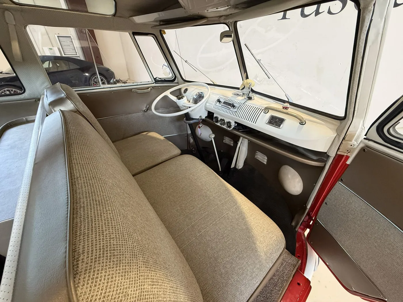 1966 Volkswagen T1 Samba De Luxe proposée par un concessionnaire spécialisé à Lucca, Italie, photo 12 sur 25