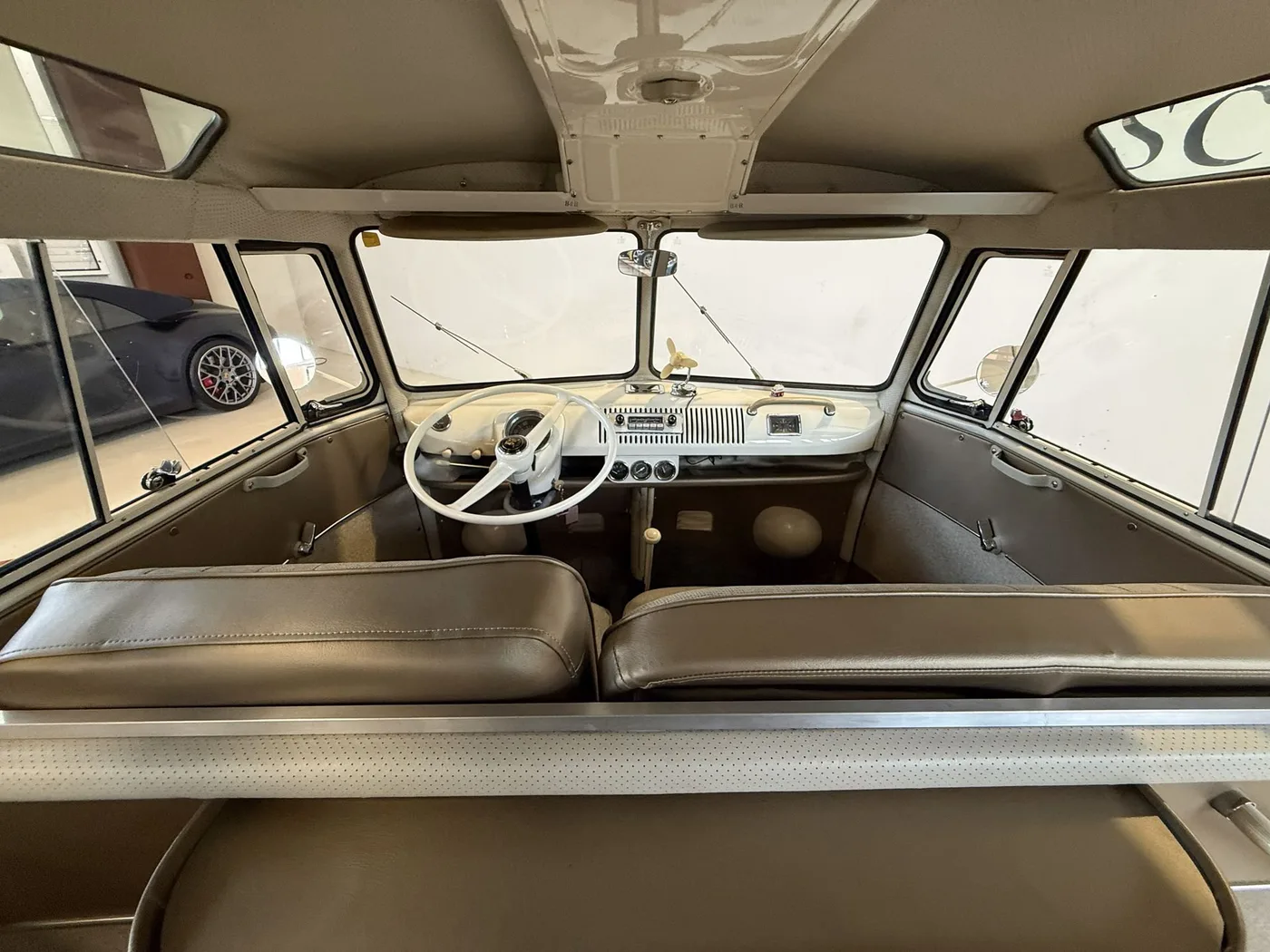 1966 Volkswagen T1 Samba De Luxe proposée par un concessionnaire spécialisé à Lucca, Italie, photo 13 sur 25