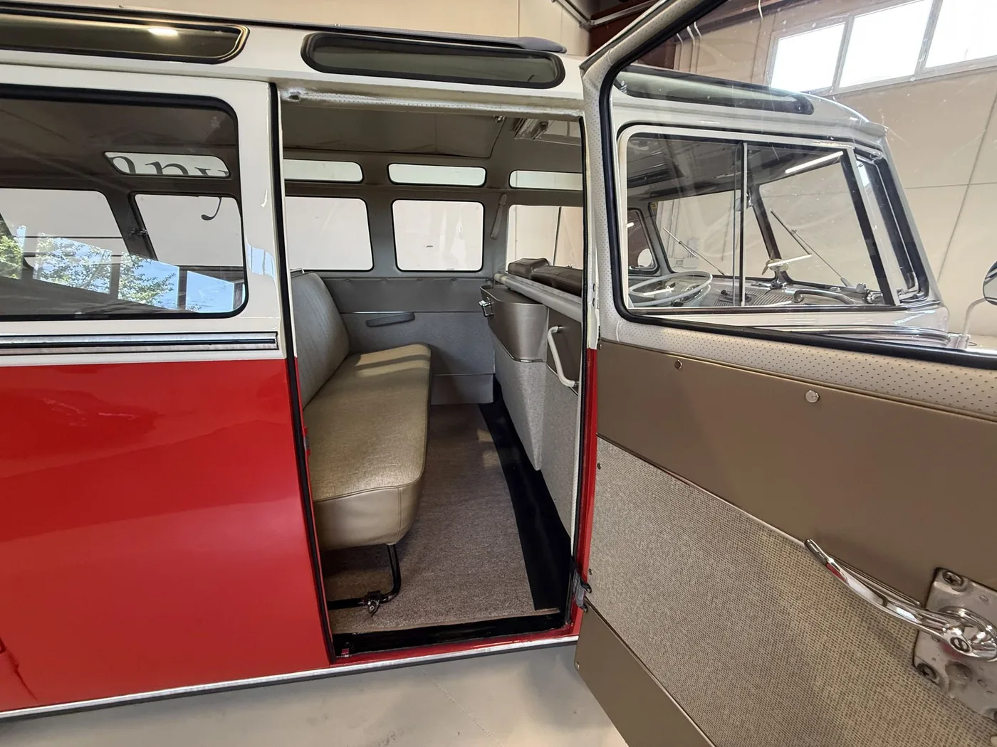 1966 Volkswagen T1 Samba De Luxe proposée par un concessionnaire spécialisé à Lucca, Italie, photo 15 sur 25