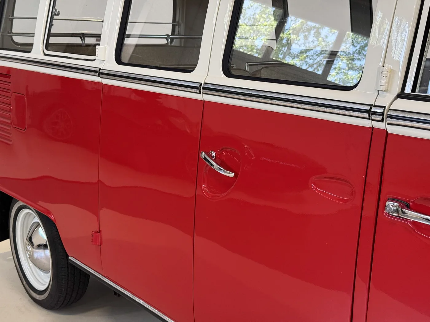 1966 Volkswagen T1 Samba De Luxe proposée par un concessionnaire spécialisé à Lucca, Italie, photo 17 sur 25