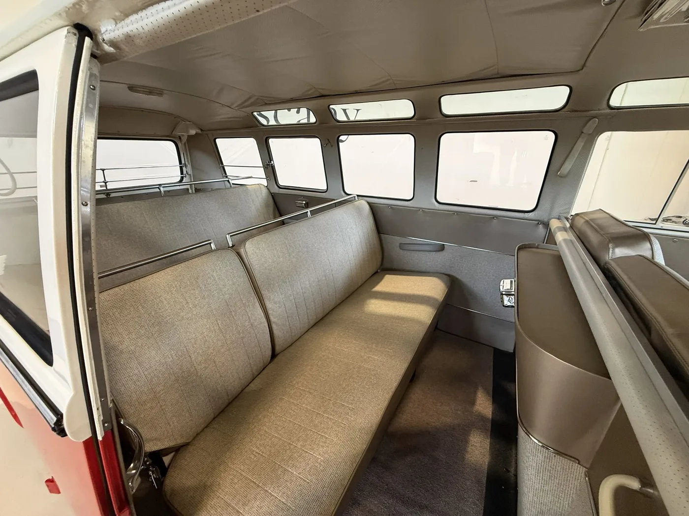 1966 Volkswagen T1 Samba De Luxe proposée par un concessionnaire spécialisé à Lucca, Italie, photo 18 sur 25
