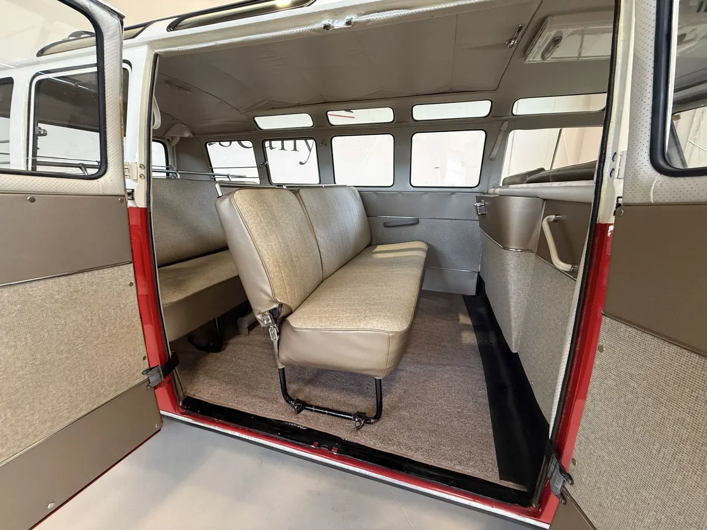 1966 Volkswagen T1 Samba De Luxe proposée par un concessionnaire spécialisé à Lucca, Italie, photo 19 sur 25