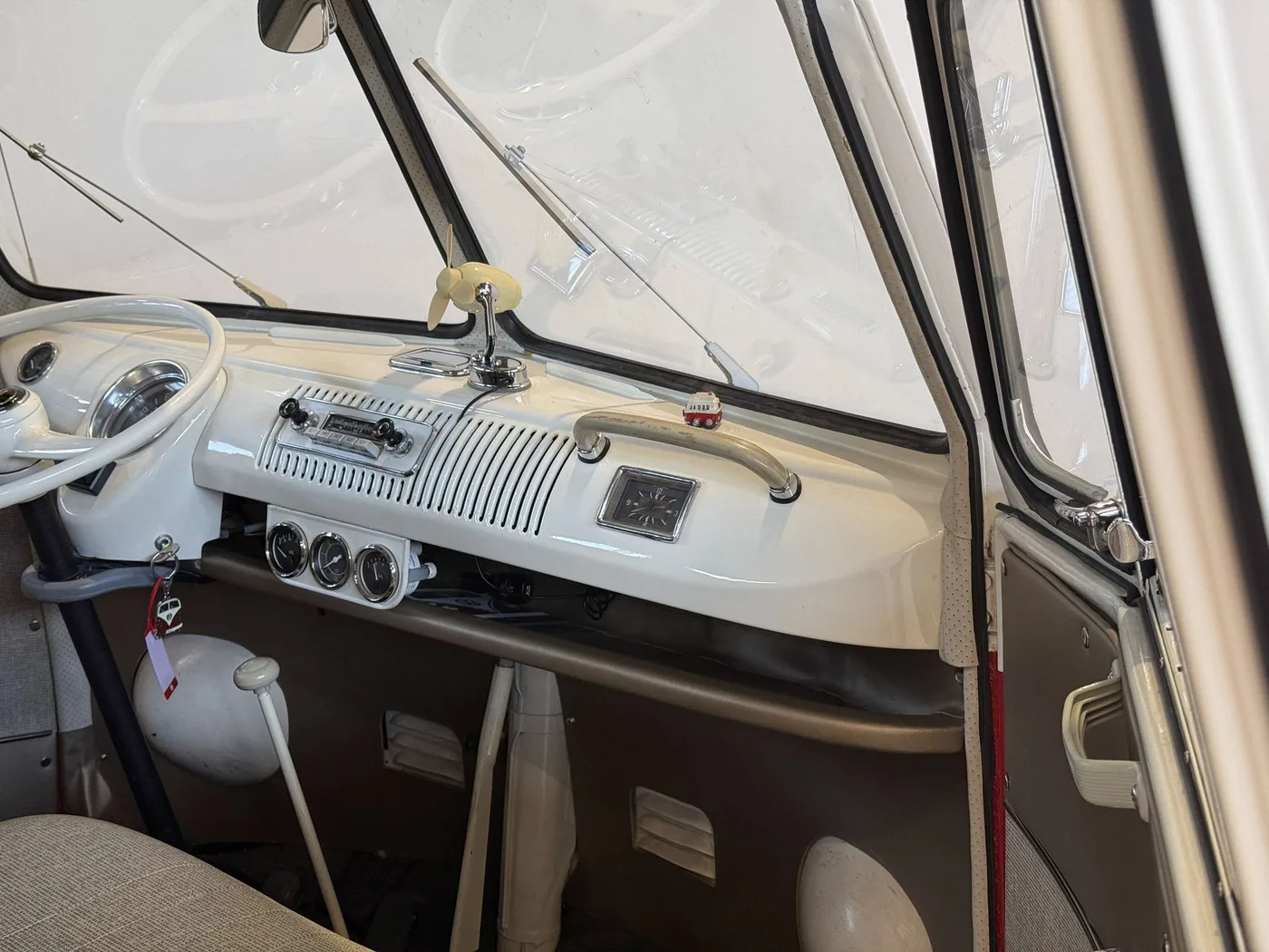 1966 Volkswagen T1 Samba De Luxe proposée par un concessionnaire spécialisé à Lucca, Italie, photo 23 sur 25