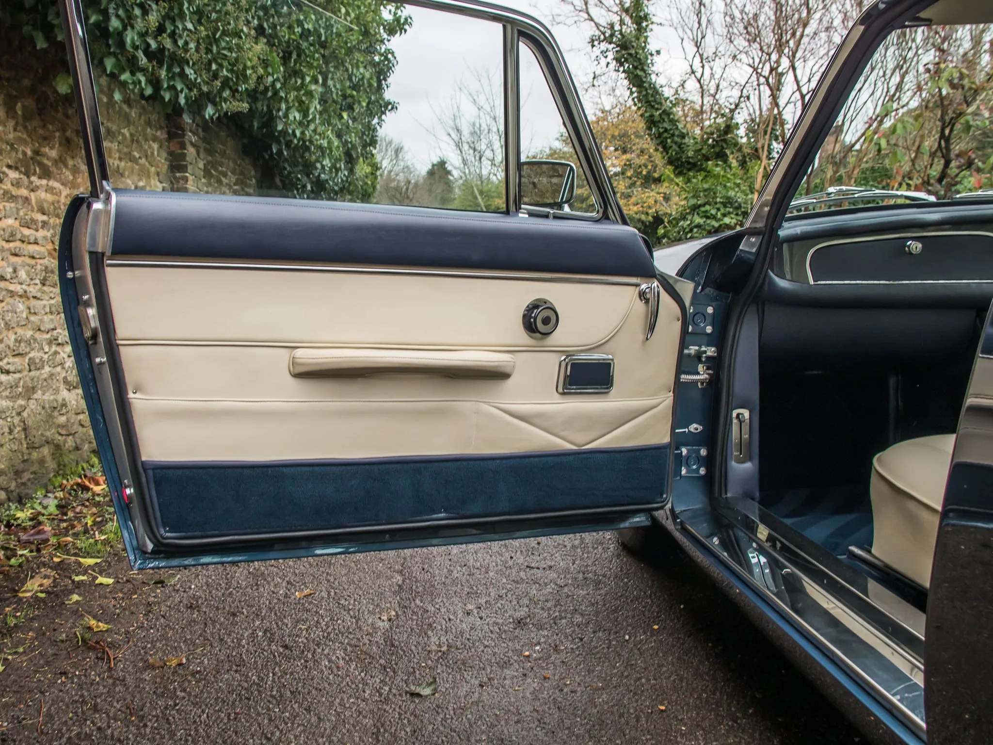 1967 Aston Martin DB6 Mk1, 16/24
