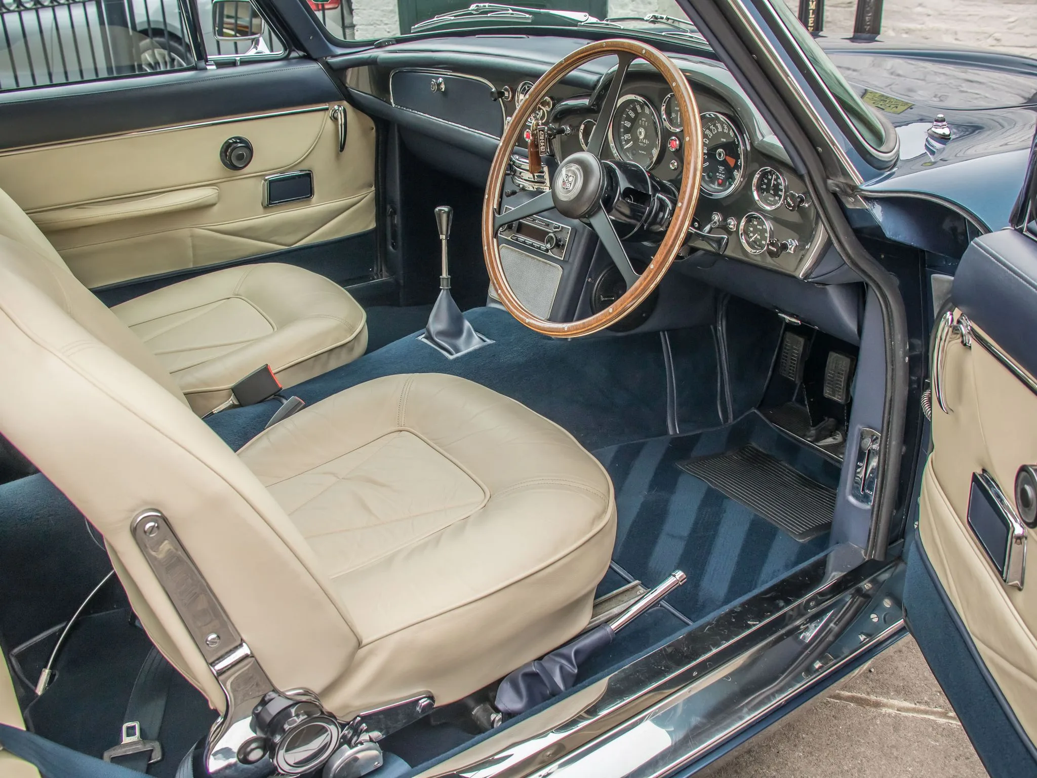 1967 Aston Martin DB6 Mk1, 17/24
