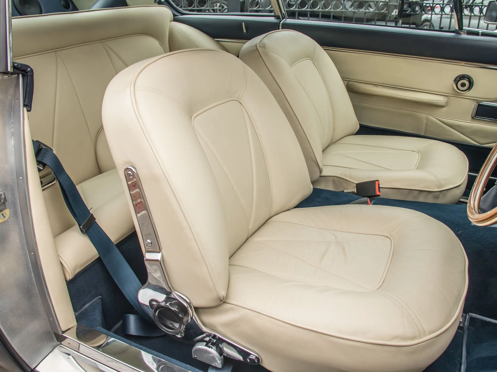 1967 Aston Martin DB6 Mk1, 18/24