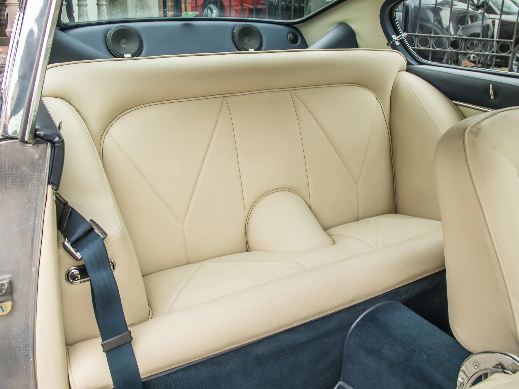 1967 Aston Martin DB6 Mk1, 19/24