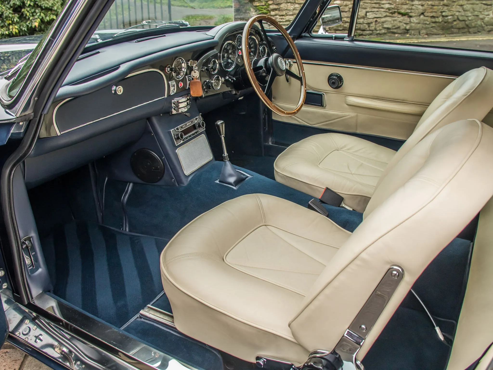 1967 Aston Martin DB6 Mk1, 20/24