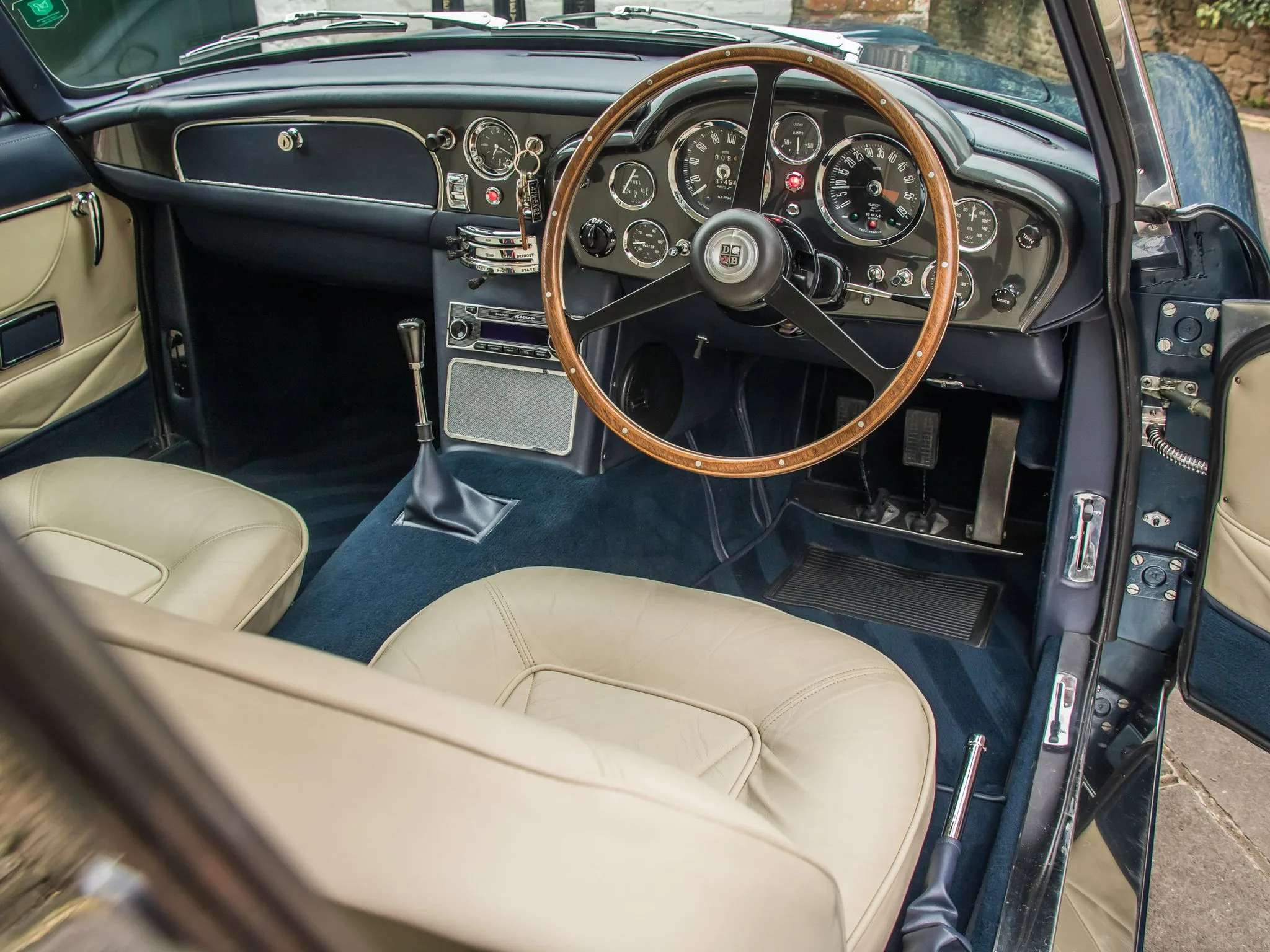 1967 Aston Martin DB6 Mk1, 21/24