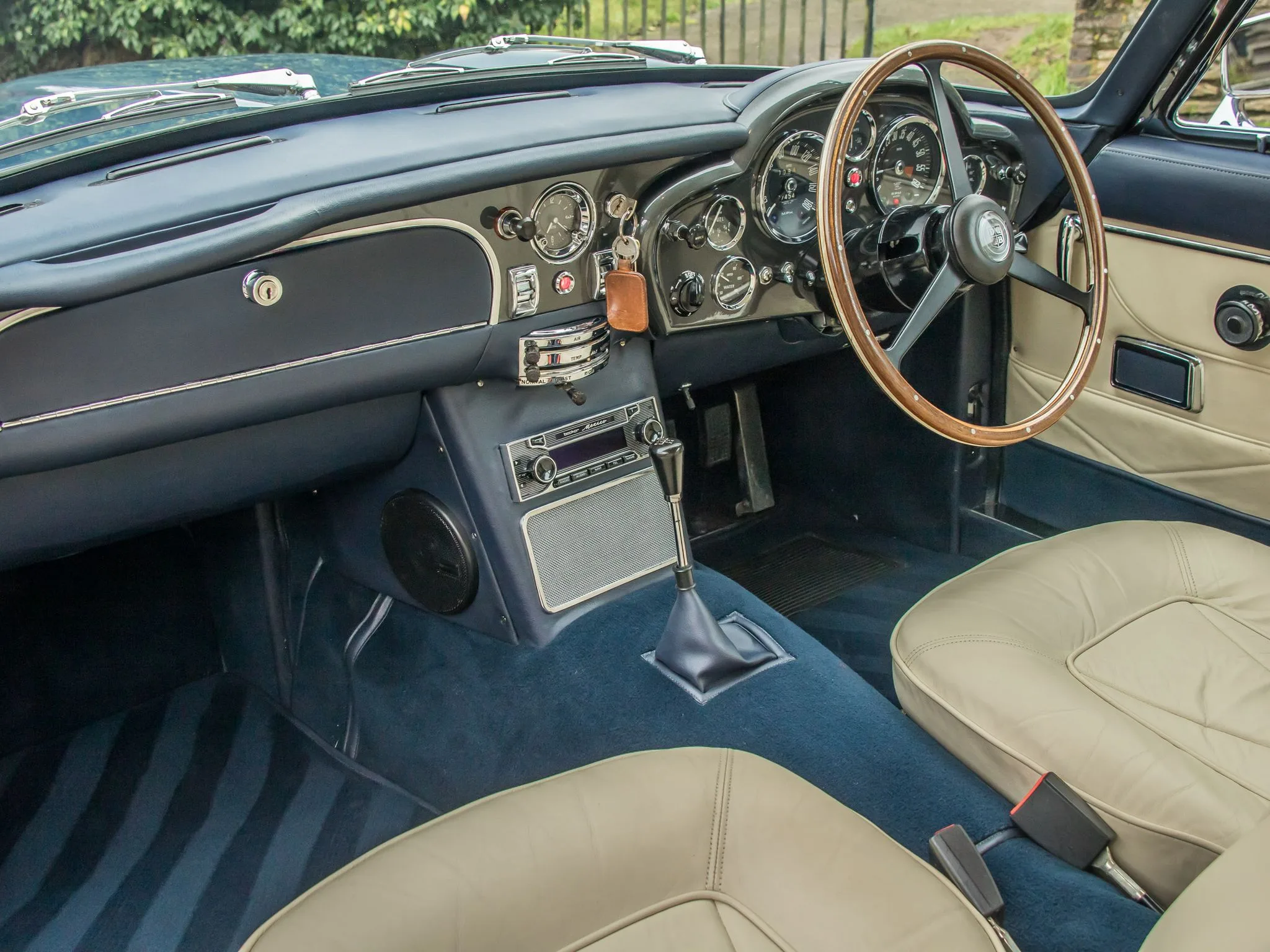 1967 Aston Martin DB6 Mk1, 23/24